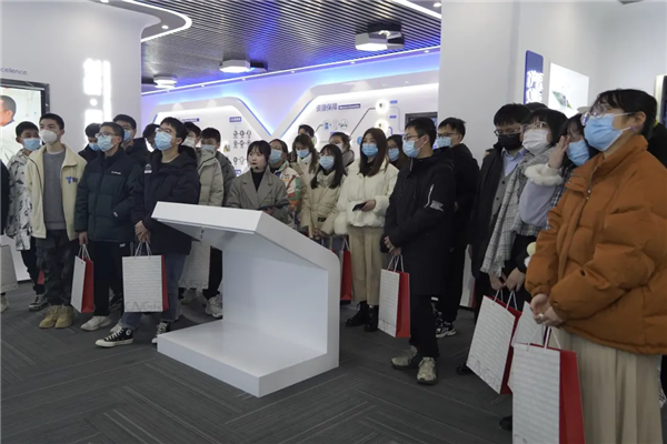 “與寧相約，筑夢(mèng)青春”丨百名寧鄉(xiāng)籍雙一流高校學(xué)子參訪中部產(chǎn)業(yè)基地