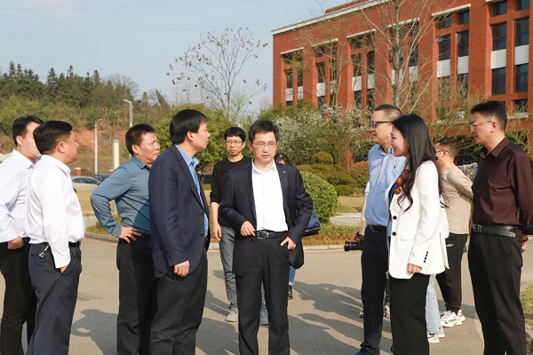 銅仁市委副書記、市長皮貴懷調(diào)研西部產(chǎn)業(yè)基地