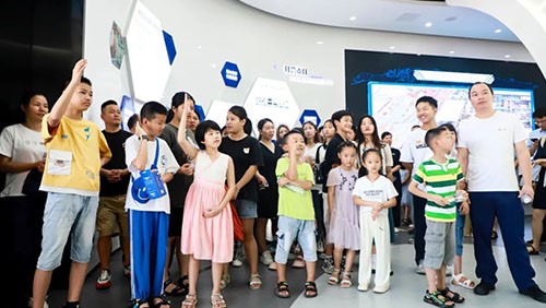 新能源探索之旅 | 中偉銅仁（上市主體）產(chǎn)業(yè)基地科技館迎來100余名中小學生參觀