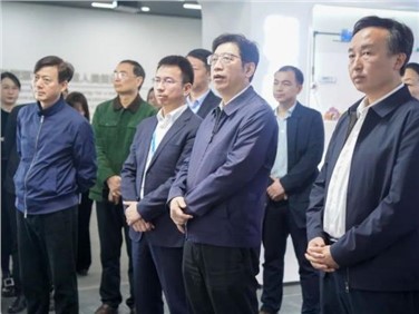 湖南省政協(xié)黨組成員、秘書長鄧群策帶隊考察調研中偉寧鄉(xiāng)產業(yè)基地